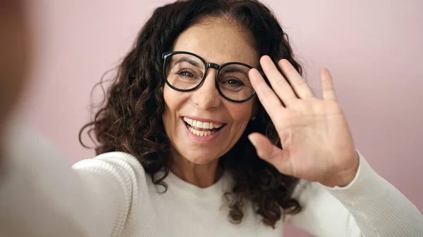 Middelbare Leeftijd Spaanse Vrouw Glimlachend Zelfverzekerd Met Video Bellen Geïsoleerde — Stockfoto