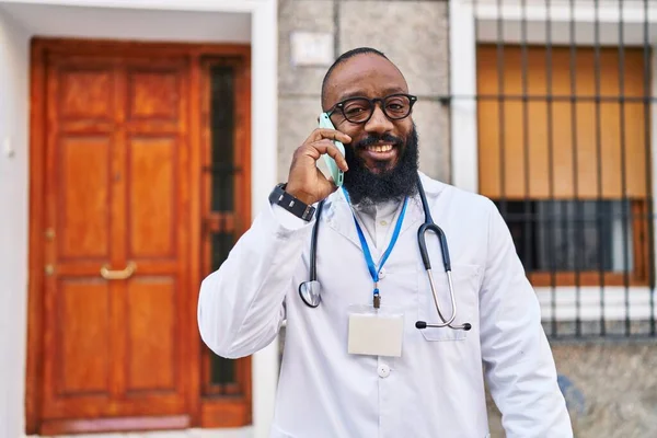 Hombre Afroamericano Joven Vistiendo Uniforme Médico Usando Teléfono Inteligente Hospital — Foto de Stock