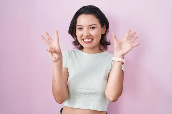 Hispanic Young Woman Standing Pink Background Showing Pointing Fingers Number — ストック写真
