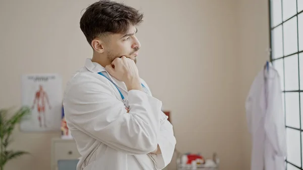 Junger Arabischer Arzt Mit Verschränkten Armen Und Entspanntem Gesichtsausdruck Klinik — Stockfoto