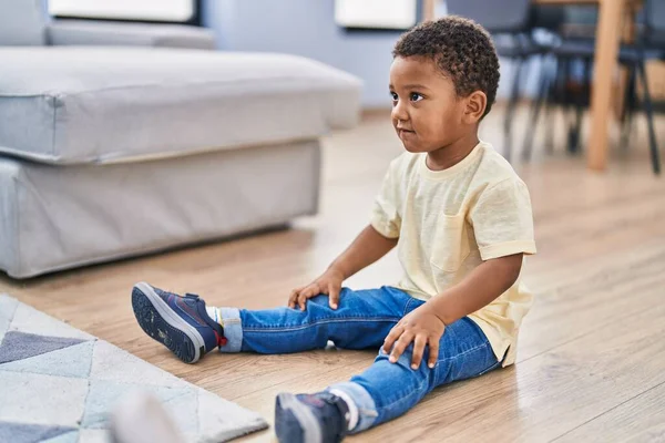 Niño Afroamericano Sentado Suelo Casa — Foto de Stock