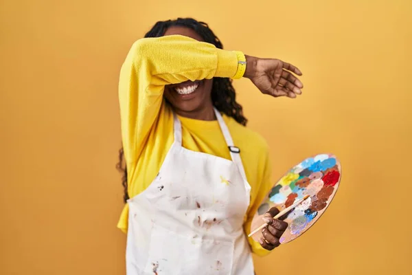 African Woman Holding Painter Palette Smiling Cheerful Playing Peek Boo — Stock Photo, Image