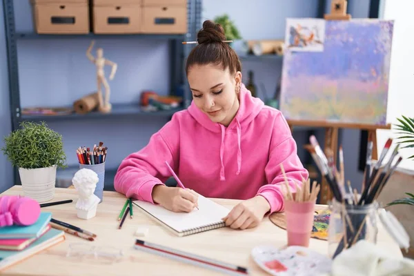 Sanat Stüdyosunda Kendine Güvenen Genç Kadın Sanatçı Çizim Yapıyor — Stok fotoğraf