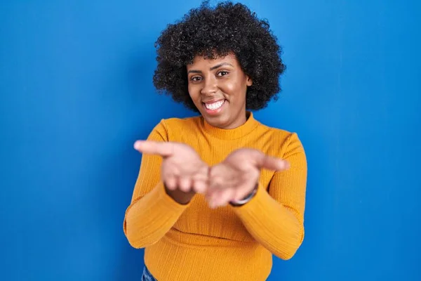 Schwarze Frau Mit Lockigem Haar Die Vor Blauem Hintergrund Steht — Stockfoto