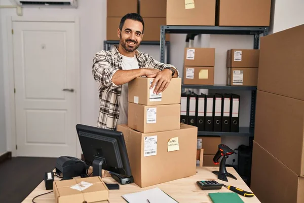 Young Hispanic Man Ecommerce Business Worker Leaning Packages Office — Stock Photo, Image