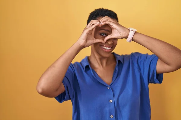 Africano Americano Mulher Sobre Fundo Amarelo Fazendo Forma Coração Com — Fotografia de Stock