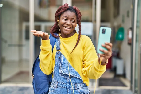非洲女人用智能手机做视频通话 用开心的微笑庆祝成就 用高举双手庆祝胜利 — 图库照片