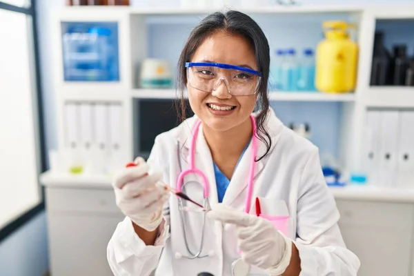 Молодая Китаянка Форме Ученого Анализирует Кровь Лаборатории — стоковое фото
