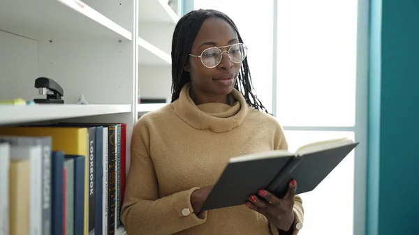 アフリカ人女性が図書館大学で本を読む — ストック写真