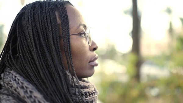 Африканская Женщина Стоящая Сбоку Серьезным Лицом Очках Парке — стоковое фото