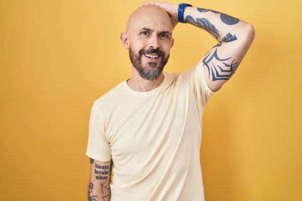 Homem Hispânico Com Tatuagens Sobre Fundo Amarelo Sorrindo Confiante Tocando — Fotografia de Stock