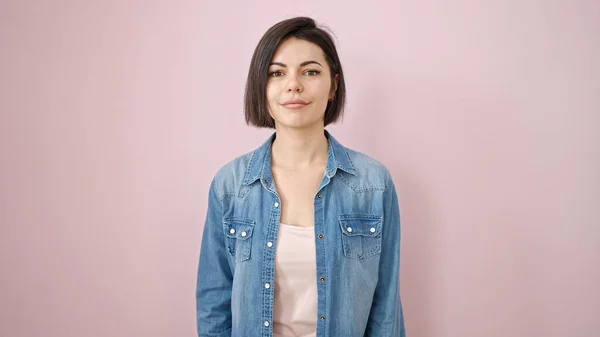 Ung Kaukasiska Kvinna Står Med Allvarliga Uttryck Över Isolerade Rosa — Stockfoto