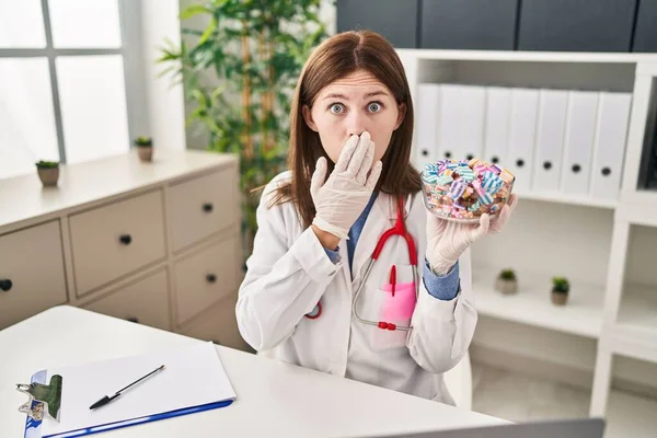 Jonge Doktersvrouw Met Snoep Haar Mond Geschokt Bang Voor Fouten — Stockfoto