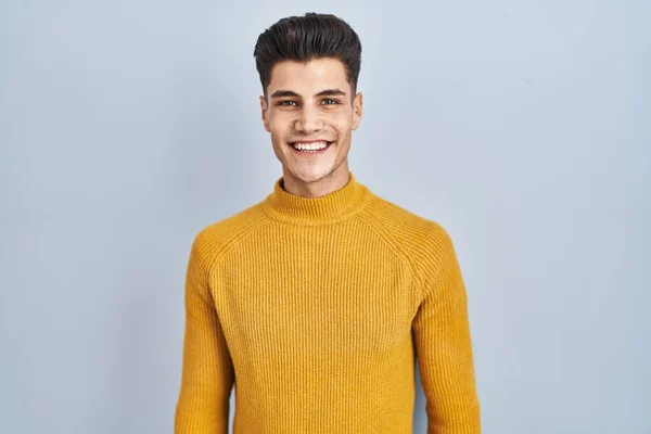 Homem Hispânico Jovem Sobre Fundo Azul Com Sorriso Feliz Legal — Fotografia de Stock