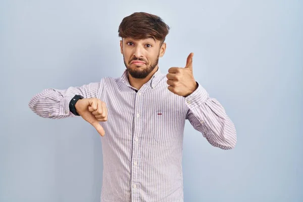 Homme Arabe Avec Barbe Debout Sur Fond Bleu Faisant Les — Photo