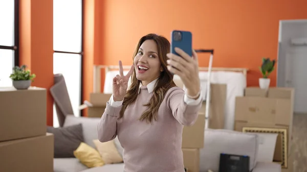 Young Beautiful Hispanic Woman Smiling Confident Make Selfie Smartphone New — ストック写真