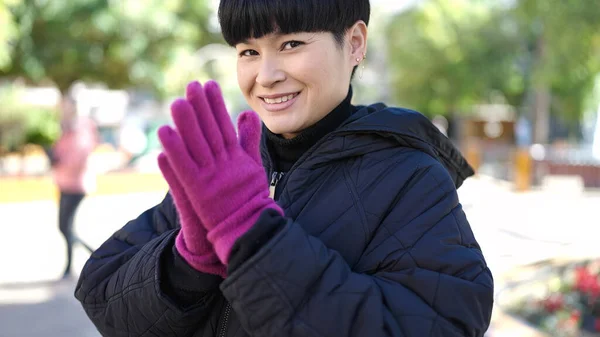 Mladá Číňanka Usmívá Sebevědomě Nosit Zimní Rukavice Parku — Stock fotografie