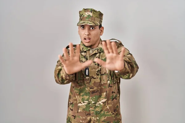身穿迷彩服的年轻的阿拉伯男子害怕 用恐惧的表情 用手停止手势 震惊地大叫 恐慌概念 — 图库照片