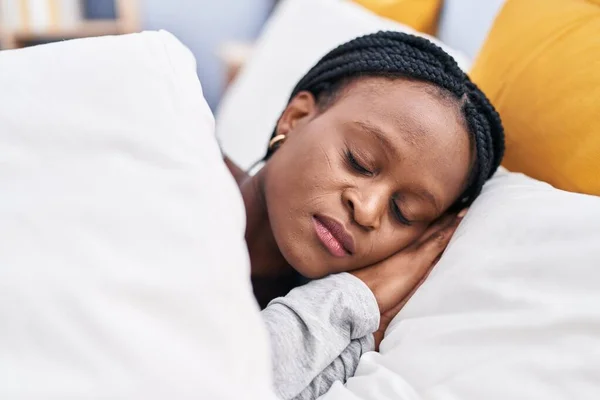Afroamerikanerin Liegt Auf Bett Und Schläft Schlafzimmer — Stockfoto