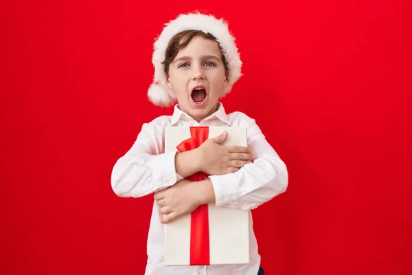 Μικρό Καυκάσιο Αγόρι Φορώντας Χριστουγεννιάτικο Καπέλο Και Κρατώντας Δώρα Γιορτάζει — Φωτογραφία Αρχείου