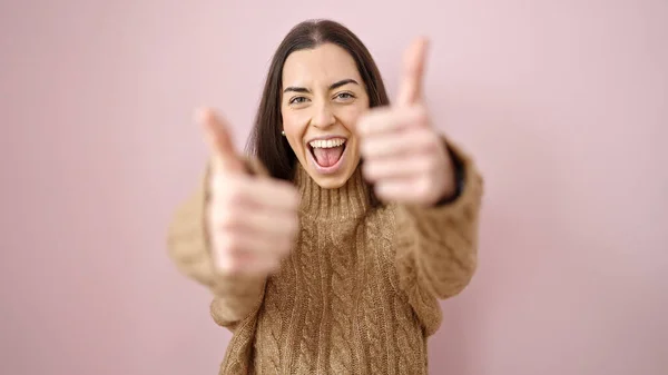Jong Mooi Latino Vrouw Glimlachen Met Duimen Omhoog Geïsoleerde Roze — Stockfoto