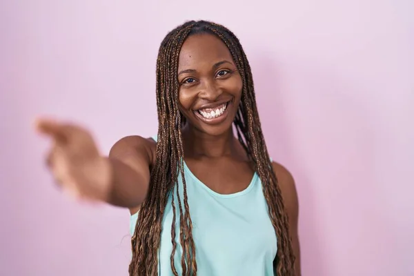 Mujer Afroamericana Pie Sobre Fondo Rosa Sonriente Amistoso Ofreciendo Apretón —  Fotos de Stock