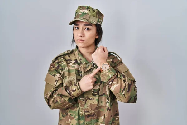 Jonge Zuid Aziatische Vrouw Draagt Camouflage Leger Uniform Haast Wijzend — Stockfoto