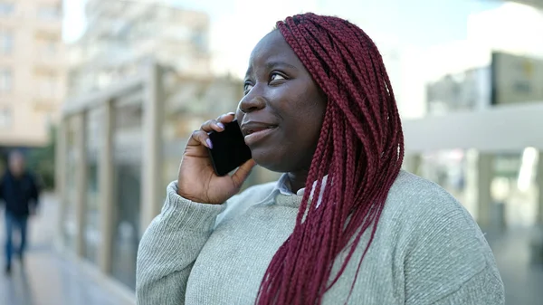 髪の毛を編んだアフリカ人女性が路上で電話で話す — ストック写真