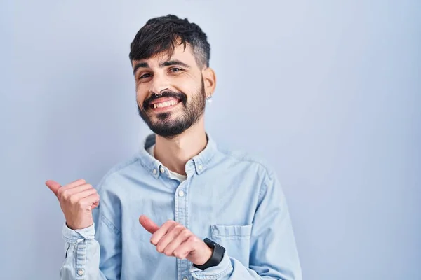 Jonge Spaanse Man Met Baard Die Een Blauwe Achtergrond Naar — Stockfoto