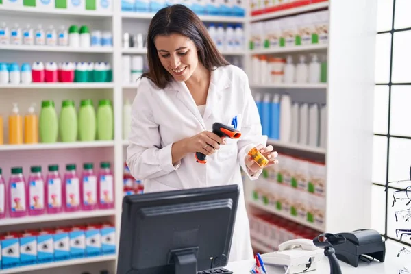 Молодая Красивая Латиноамериканка Фармацевт Сканирует Бутылку Таблетками Аптеке — стоковое фото