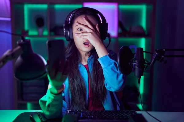 Νεαρή Ασιάτισσα Που Παίζει Βιντεοπαιχνίδια Smartphone Κρυφοκοιτώντας Κατάσταση Σοκ Καλύπτοντας — Φωτογραφία Αρχείου