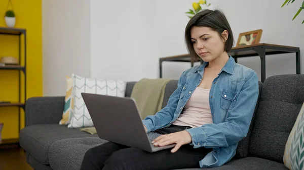Genç Beyaz Kadın Evdeki Kanepede Dizüstü Bilgisayar Kullanıyor — Stok fotoğraf