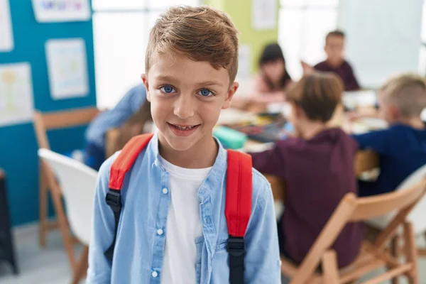 Uroczy Biały Chłopiec Student Uśmiecha Się Pewny Siebie Stojąc Klasie — Zdjęcie stockowe