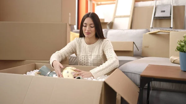 Young Beautiful Hispanic Woman Smiling Confident Unpacking Cardboard Box New — ストック写真