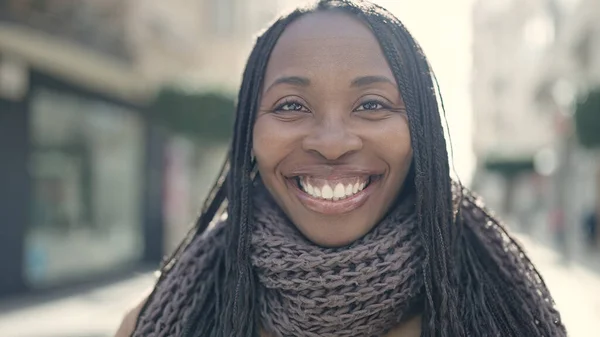Sokakta Kendine Güvenen Afrikalı Kadın — Stok fotoğraf