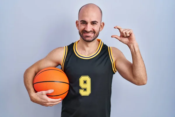 Mladý Plešatý Muž Vousy Basketbalové Uniformě Který Drží Míč Úsměvem — Stock fotografie