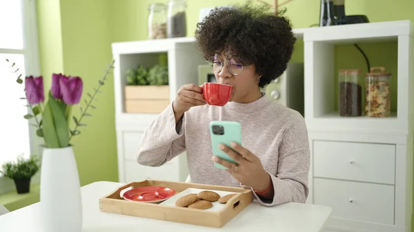 Jong Afrikaans Amerikaanse Vrouw Ontbijten Met Behulp Van Smartphone Thuis — Stockfoto