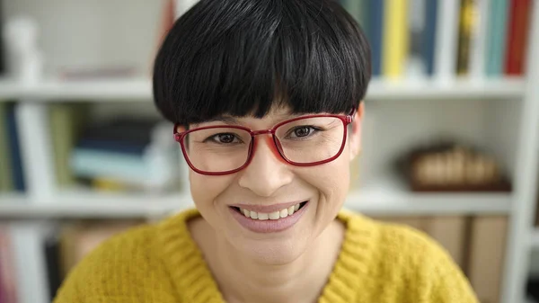 Νεαρή Κινέζα Φοιτήτρια Χαμογελά Αυτοπεποίθηση Στο Πανεπιστήμιο Της Βιβλιοθήκης — Φωτογραφία Αρχείου