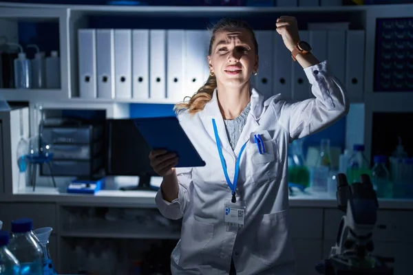 Hermosa Mujer Rubia Que Trabaja Laboratorio Científico Tarde Noche Enojado —  Fotos de Stock