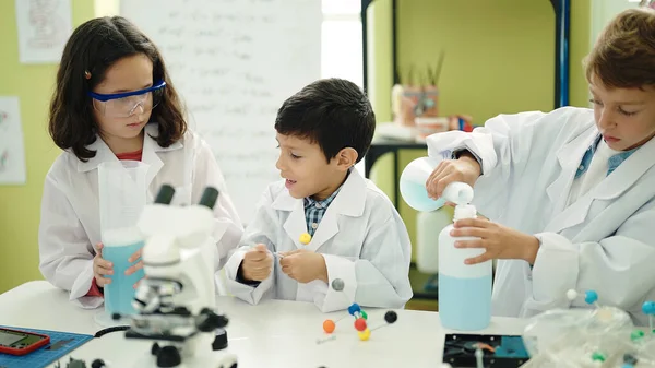 Schülergruppe Gießt Flüssigkeit Auf Flasche Und Experimentiert Labor Klassenzimmer — Stockfoto