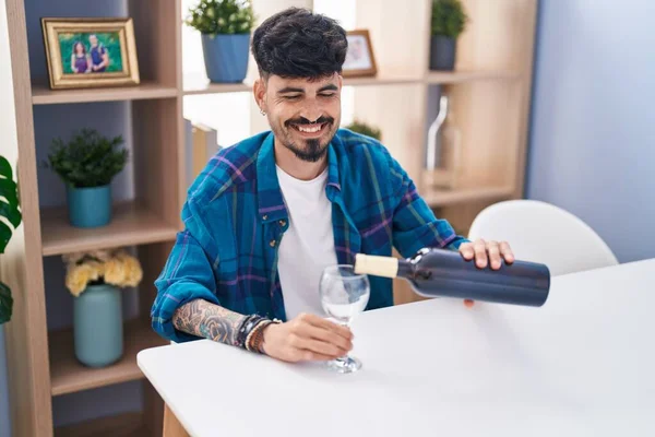 Joven Hombre Hispano Sonriendo Confiado Vertiendo Vino Vaso Casa — Foto de Stock