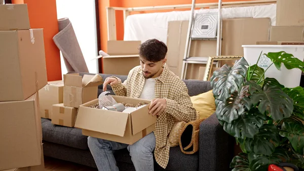 Junger Araber Packt Pappschachtel Neuen Zuhause Aus — Stockfoto