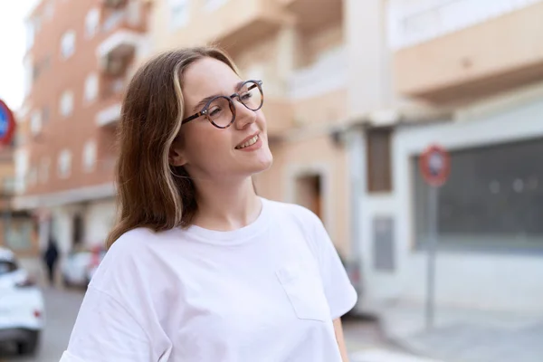 Jonge Kaukasische Vrouw Glimlachen Zelfverzekerd Dragen Bril Straat — Stockfoto