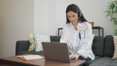 Genç, güzel İspanyol kadın. Çağrı Merkezi ajanı.