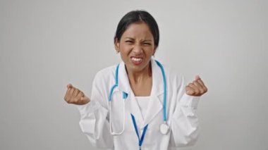 Afrikalı Amerikalı kadın doktor, izole edilmiş beyaz arka plan yüzünden kızgın ve stresli.