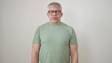 Orta yaşlı, gri saçlı, gözlüklü, izole edilmiş beyaz arka plana bakan bir adam.