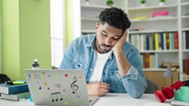 Kütüphane üniversitesinde masa başında uyuyan Afrikalı Amerikalı erkek öğrenci.