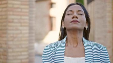 Sokakta kendine güvenen Afrikalı Amerikalı kadın gülümsüyor