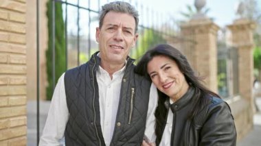 Son sınıf erkek ve kadın çift sokakta öpüşüyorlar.