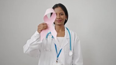 Göğüs kanseri olan Afrikalı Amerikalı kadın doktor izole edilmiş beyaz arka planda pembe kurdele.